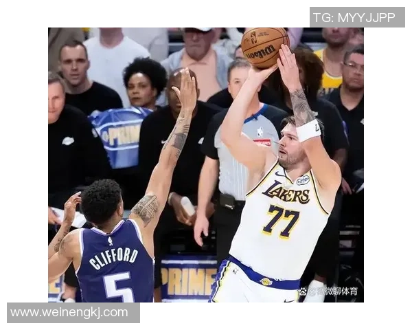 夏洛特黄蜂与洛杉矶湖人激战正酣球迷期待精彩对决与精彩瞬间